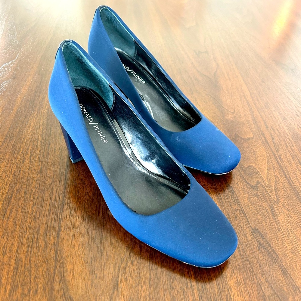 Donald/Pliner Navy Heels